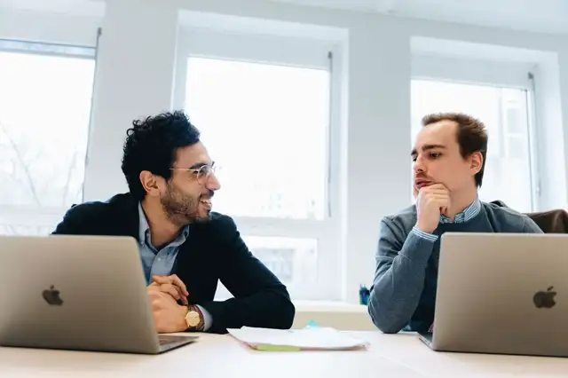 Een lid van het Sander-team gespecialiseerd in rekrutering tijdens een teamvergadering