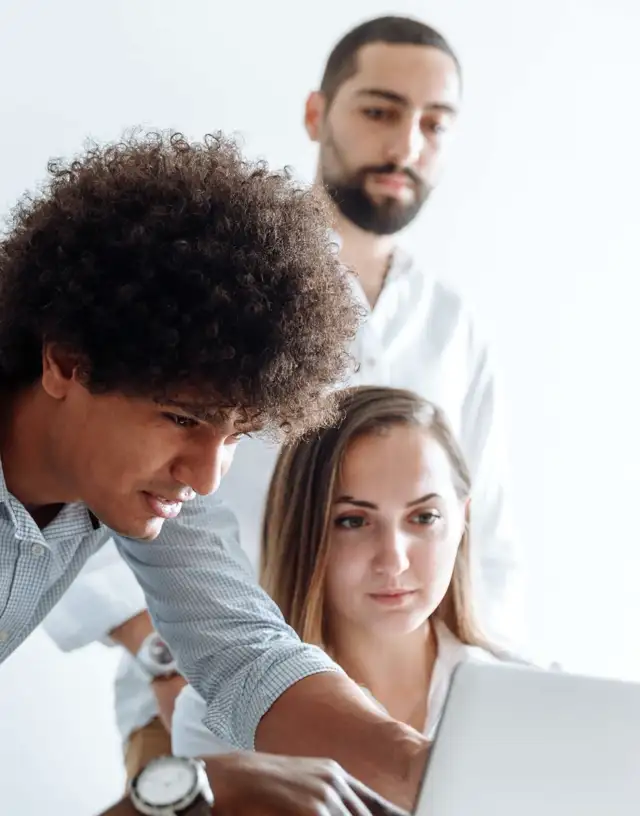 Drie leden van het Sander-team werken samen aan een project