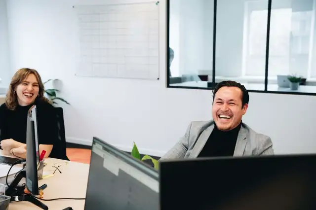 A Sander employee working at the desk, sharing experience in a pleasant atmosphere