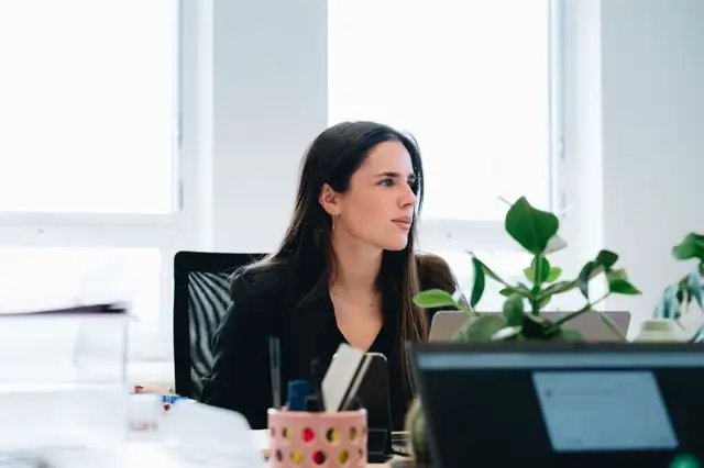 Une employée de chez Sander détendue dans les bureaux de Sander