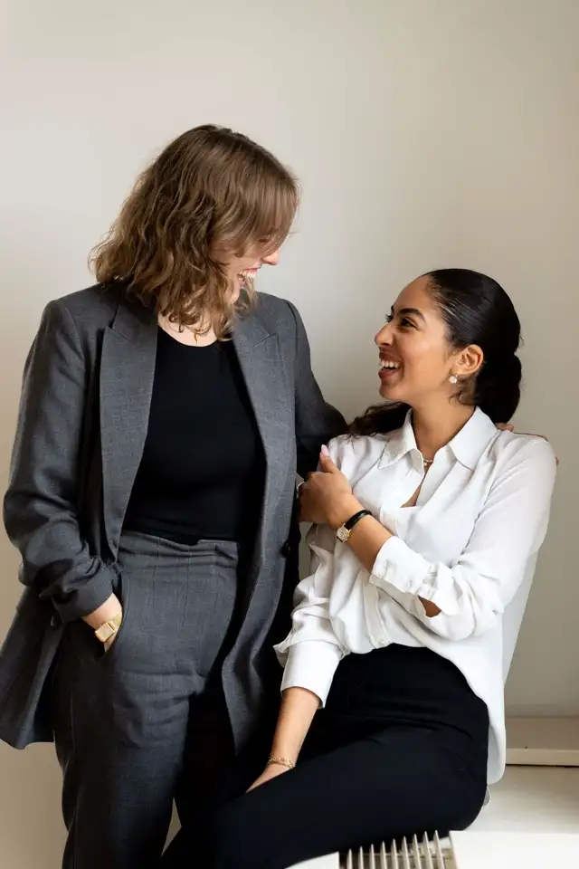 Twee medewerkers van Sander nemen de tijd om te lachen en te praten.