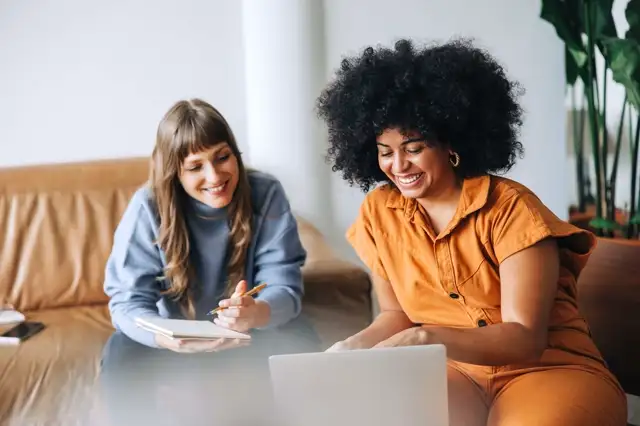 Een medewerker van Sander begeleidt een van onze partners tijdens een vergadering